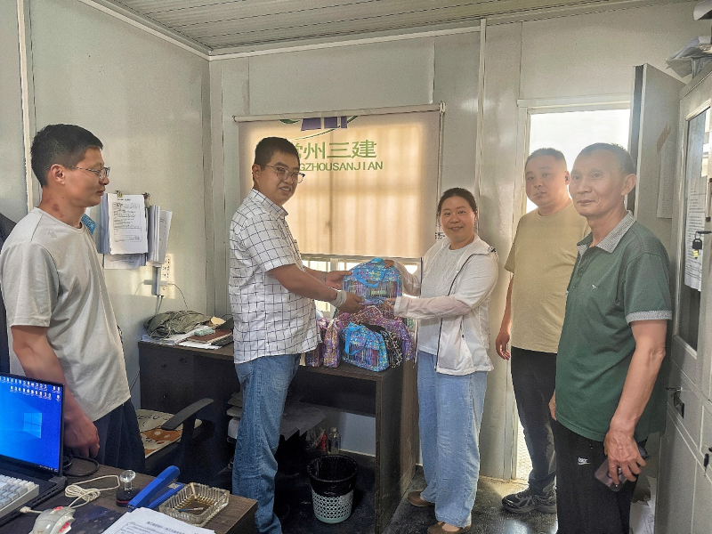 酷暑送清涼 關(guān)懷沁人心| 江蘇宏嘉工程項(xiàng)目管理公司開(kāi)展高溫慰問(wèn)活動(dòng)